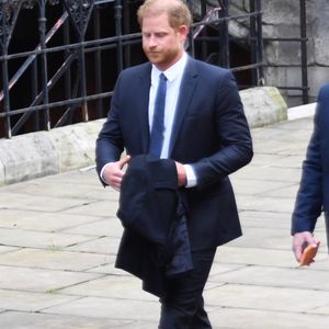 Le prince Harry, duc de Sussex,à la sortie du procès contre l'éditeur du journal "Daily Mail" à la Haute Cour de Londres, Royaume Uni, le 27 mars 2023. 
Crédit : Backgrid UK/ Bestimage