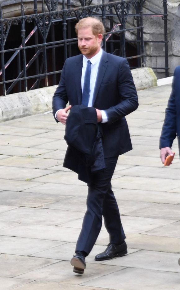 Le prince Harry, duc de Sussex,à la sortie du procès contre l'éditeur du journal "Daily Mail" à la Haute Cour de Londres, Royaume Uni, le 27 mars 2023. 
Crédit : Backgrid UK/ Bestimage