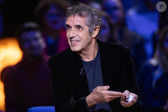 Exclusif - Julien Clerc lors de l'enregistrement de l'émission "La Boîte à secrets", présentée par F.Bollaert et diffusée le 2 janvier 2026 sur France 3, dans les studios du Lendit à Saint-Denis, France, le 1er décembre 2025. © Cyril Moreau/Bestimage
