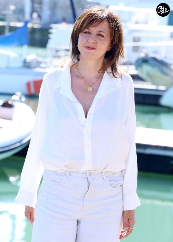 Valérie Bonneton - Photocall de la série "L'affaire Laura Stern" lors du 27ème Festival de la Fiction de la Rochelle, le 18 septembre 2025. © Denis Guignebourg / Bestimage