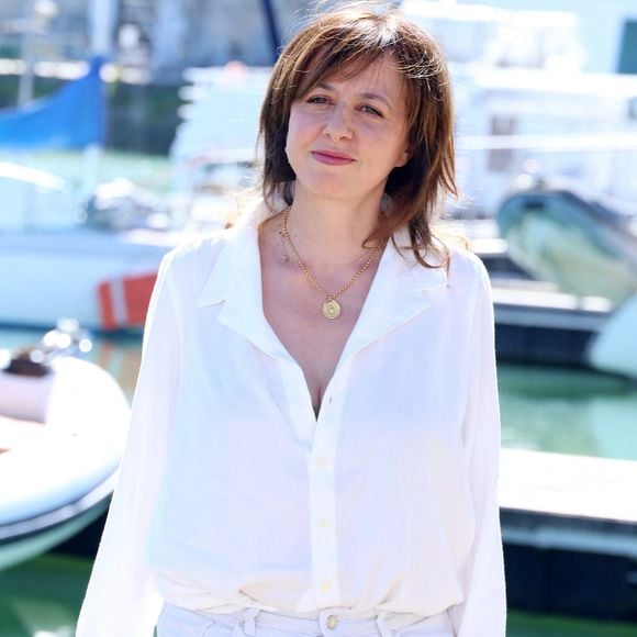 Valérie Bonneton - Photocall de la série "L'affaire Laura Stern" lors du 27ème Festival de la Fiction de la Rochelle, le 18 septembre 2025. © Denis Guignebourg / Bestimage