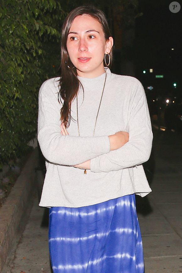 Un client a découvert son corps et a immédiatement alerté le personnel de l’établissement.

Victoria Jones, la fille de T. Lee Jones revient d'un dîner au restaurant Matsushisa avec son père à Beverly Hills le 10 juin 2017.
Backgrid USA / Bestimage