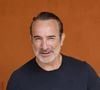 L’acteur pratique cette activité avec la même bande d’amis depuis plus de quarante ans, rencontrés lorsqu’ils étaient scouts.

Jean Dujardin lors des Internationaux de France de Tennis de Roland Garros 2026, à Paris, France, le 7 juin 2026. © Jacovides-Moreau/Bestimage