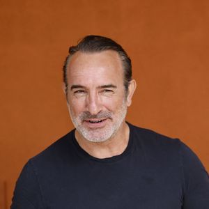 L’acteur pratique cette activité avec la même bande d’amis depuis plus de quarante ans, rencontrés lorsqu’ils étaient scouts.

Jean Dujardin lors des Internationaux de France de Tennis de Roland Garros 2026, à Paris, France, le 7 juin 2026. © Jacovides-Moreau/Bestimage