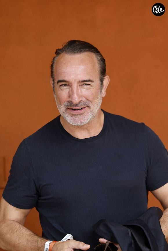 L’acteur pratique cette activité avec la même bande d’amis depuis plus de quarante ans, rencontrés lorsqu’ils étaient scouts.

Jean Dujardin lors des Internationaux de France de Tennis de Roland Garros 2026, à Paris, France, le 7 juin 2026. © Jacovides-Moreau/Bestimage