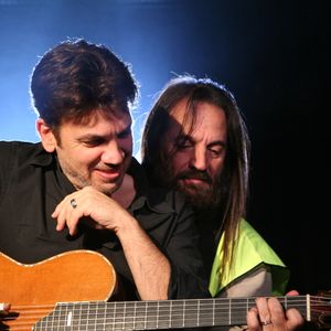 Francis Lalanne a endossé un gilet jaune pour chanter avec son frère Jean-Felix au Nez Rouge à Paris le 2 décembre 2018.