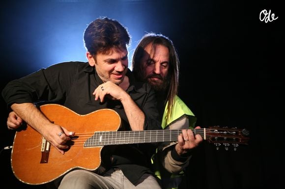 Francis Lalanne a endossé un gilet jaune pour chanter avec son frère Jean-Felix au Nez Rouge à Paris le 2 décembre 2018.