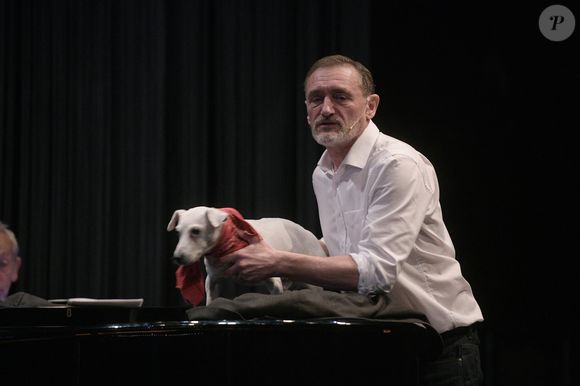 Exclusif - Jean-Paul Rouve et son chien - Personnalités à la première du spectacle de Jean-Paul Rouve "J'ai pas l'air" au Théâtre Antoine à Paris. Le 22 septembre 2022
© G.Gorassini-B.Rindoff Petroff / Bestimage