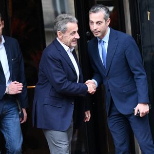 Nicolas Sarkozy - La famille Sarkozy réunie au restaurant du "Four Seasons Hôtel George V" pour l'anniversaire de Giulia Sarkozy (14 ans) à Paris, France, le 19 octobre 2025. Nicolas profite au maximum de ses derniers jours de liberté avant son incarcération à la prison de la Santé mardi 21 octobre. © Bestimage