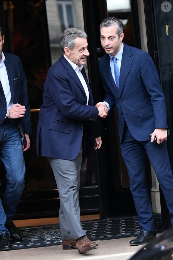 Nicolas Sarkozy - La famille Sarkozy réunie au restaurant du "Four Seasons Hôtel George V" pour l'anniversaire de Giulia Sarkozy (14 ans) à Paris, France, le 19 octobre 2025. Nicolas profite au maximum de ses derniers jours de liberté avant son incarcération à la prison de la Santé mardi 21 octobre. © Bestimage