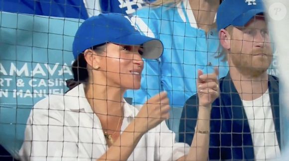 Le prince Harry et Meghan Markle regardent pendant la huitième manche du quatrième match des séries mondiales de baseball de la MLB entre les Dodgers de Los Angeles et les Blue Jays de Toronto à Los Angeles, le mardi 28 octobre 2025. Backgrid UK/ Bestimage
