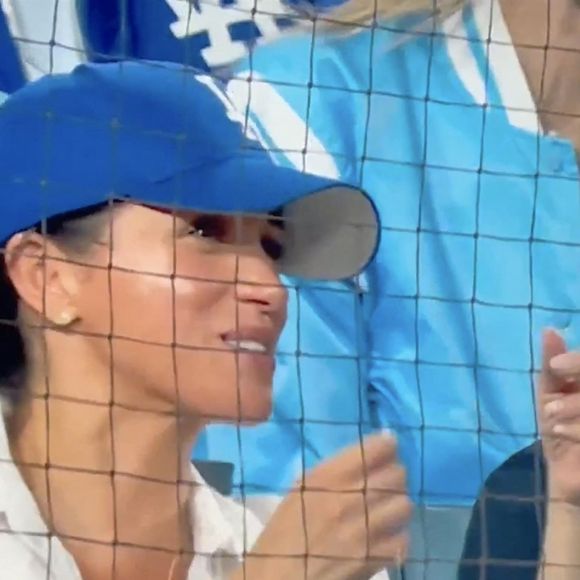 Le prince Harry et Meghan Markle regardent pendant la huitième manche du quatrième match des séries mondiales de baseball de la MLB entre les Dodgers de Los Angeles et les Blue Jays de Toronto à Los Angeles, le mardi 28 octobre 2025. Backgrid UK/ Bestimage