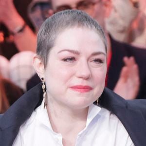 Emilie Dequenne a eu droit à un bel hommage de Laurent Lafitte à l'ouverture du festival de Cannes

Exclusif -  Emilie Dequenne sur le plateau de l'émisson "C à vous" lors du 77ème Festival International du Film de Cannes
L’année dernière, en octobre, Émilie Dequenne a annoncé sur son compte Instagram être atteinte d’un « cancer rare ». Malgré les craintes, six mois plus tard, elle a révélé être en rémission complète.

Cette bonne nouvelle, elle l’avait partagée sur son compte Instagram également. À cette occasion, elle a révélé sa « nouvelle coiffure » présentant des cheveux très courts et gris. Après cette bataille contre la maladie, Émilie Dequenne est revenue plus forte que jamais et l’a démontré en montant les marches. © Jack Tribeca / Bestimage