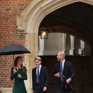 Pour cette nouvelle étape, le prince George peut compter sur la présence et le soutien de ses parents, le prince William et Kate Middleton. 

Le prince George de Galles, fait sa rentrée au collège d'Eton entouré de ses parents, le prince William, prince de Galles, et Catherine (Kate) Middleton, princesse de Galles, le 8 septembre 2026.  © PA Wire/PA Images / Bestimage