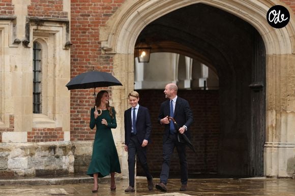 Pour cette nouvelle étape, le prince George peut compter sur la présence et le soutien de ses parents, le prince William et Kate Middleton. 

Le prince George de Galles, fait sa rentrée au collège d'Eton entouré de ses parents, le prince William, prince de Galles, et Catherine (Kate) Middleton, princesse de Galles, le 8 septembre 2026.  © PA Wire/PA Images / Bestimage