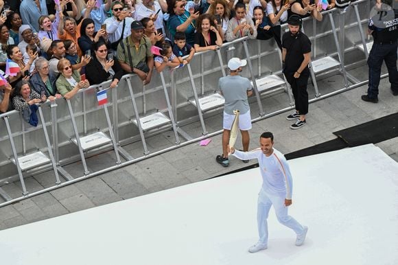 Le journaliste français Mohamed Bouhafsi, porteur de la flamme olympique, photographié à la cathédrale de Saint Denis, Seine Saint Denis France, le 26 juillet 2024, dans le cadre du relais de la flamme olympique en France, avant les Jeux Olympiques de Paris 2024. Photo par Paris 2024/Cedric Bufkens/SIPA PRESS/ABACAPRESS.COM