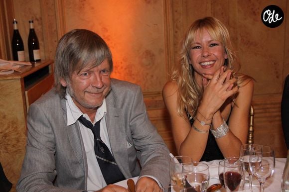 C'est à la Closerie des Lilas qu'il a rencontré celle qui allait devenir son épouse, Romane Serda.

Renaud et Romane Serda. © Noël Carrier / Bestimage