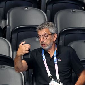 Michel Cymes - Célébrités assistent à la victoire de Léon Marchand qui devient champion Olympique sur 400 m 4 nages lors des Jeux Olympiques de Paris 2024 (JO) à Paris La Defense Arena à Nanterre le 28 juillet 2024. © Dominique Jacovides-Pierre Perusseau/Bestimage