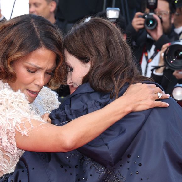 Un des strass de la tenue de Juliette Binoche s'est coincé dans la broderie de la création d'Halle Berry. 

Halle Berry, Juliette Binoche - Montée des marches de la cérémonie de clôture du 78ème Festival International du Film de Cannes, au Palais des Festivals à Cannes. Le 24 mai 2025
© Jacovides-Moreau / Bestimage