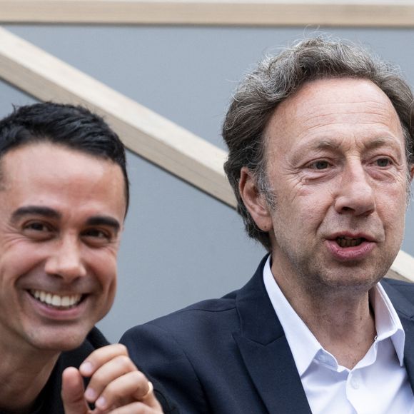 Stéphane Bern et son compagnon Yori Bailleres dans les tribunes lors des Internationaux de France de Tennis de Roland Garros 2025. Paris, le 29 mai 2025.
© Jacovides/Moreau/Bestimage