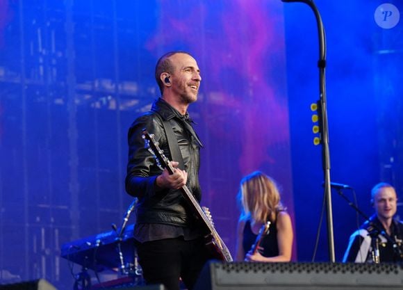 Il ne peut donc pas monter sur scène avec Calogero.

Calogero en concert lors de la "Fête de L'Humanité 2024" sur l'ex-base aérienne 217 au Plessis-Pâté le 15 septembre 2024. © Anne-Sophie Guebey/Bestimage