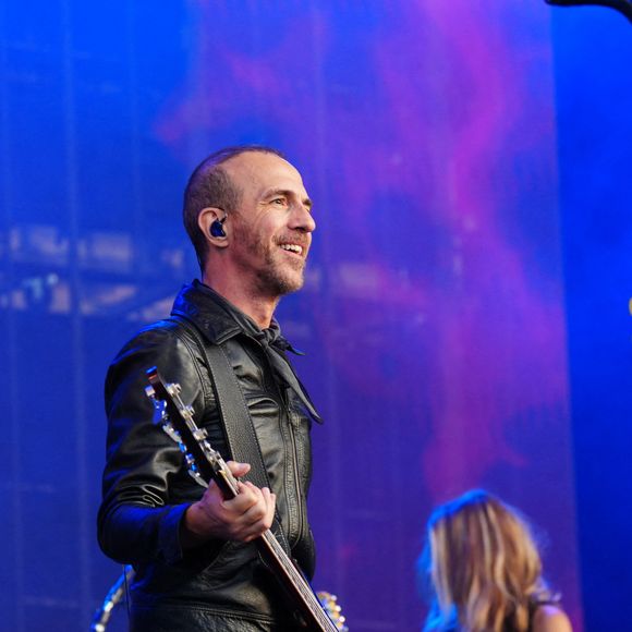 Il ne peut donc pas monter sur scène avec Calogero.

Calogero en concert lors de la "Fête de L'Humanité 2024" sur l'ex-base aérienne 217 au Plessis-Pâté le 15 septembre 2024. © Anne-Sophie Guebey/Bestimage