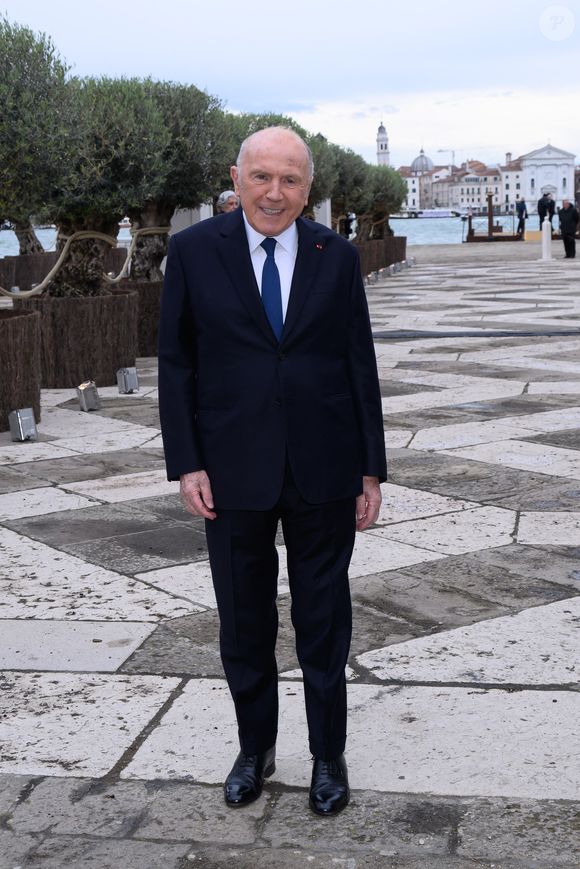 Parmi les rumeurs,  La Lettre évoquait en décembre dernier des discussions avec le milliardaire François Pinault, propriétaire de Kering (Gucci, Saint Laurent, Balenciaga...) et du Stade rennais football club. Rien n'a été officialisé pour le moment. 

Francois Pinault - La famille Pinault est réunie au dîner de gala de la Fondation Cini juste avant la 60ème biennale de Venise le 17 avril 2024.