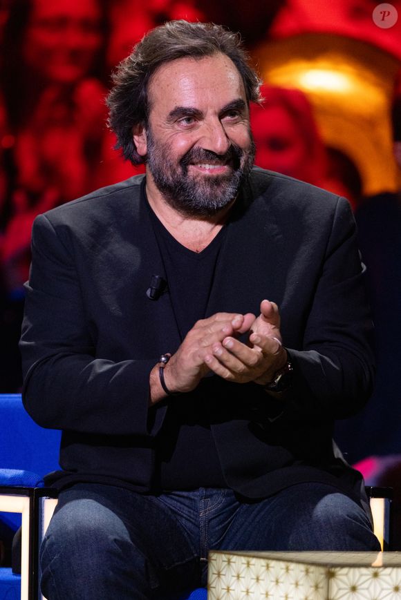 Exclusif - André Manoukian lors de l'enregistrement de l'émission "La Boîte à secrets", présentée par F.Bollaert et diffusée le 16 janvier 2026 sur France 3, dans les studios du Lendit à Saint-Denis, France, le 16 décembre 2025. © Cyril Moreau/Bestimage