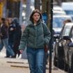 Suri Cruise, véritable sosie de son père Tom Cruise, en première ligne pour soutenir sa mère Katie Holmes lors d'une journée symbolique