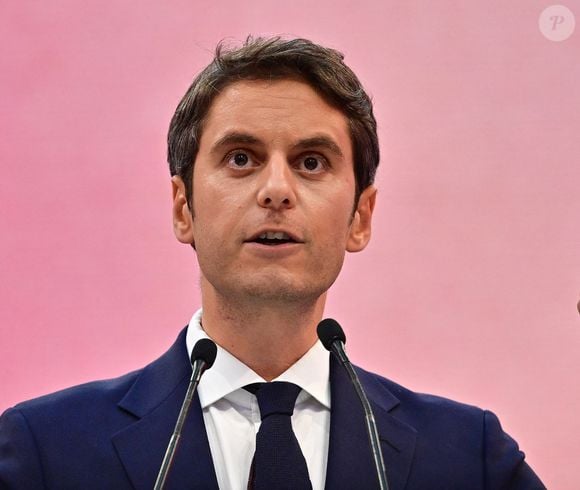 Durant sa jeunesse, l'ex-premier ministre Gabriel Attal "ouvertement homosexuel" et qui fut pacsé à Stéphane Séjourné a vécu une courte romance avec la chanteuse Joyce Jonathan.

Gabriel Attal lors d'une réunion du parti Renaissance à la Cité du Cinéma à Saint-Denis le 6 avril 2025. © Christian Liewig / Bestimage
