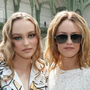 Lily-Rose Depp et sa mère Vanessa Paradis - Les célébrités au photocall du défilé "Chanel Cruise Collection 2020" au Grand Palais. Paris, le 3 mai 2019.
© Olivier Borde/Bestimage