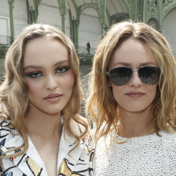 Lily-Rose Depp et sa mère Vanessa Paradis - Les célébrités au photocall du défilé "Chanel Cruise Collection 2020" au Grand Palais. Paris, le 3 mai 2019.
© Olivier Borde/Bestimage