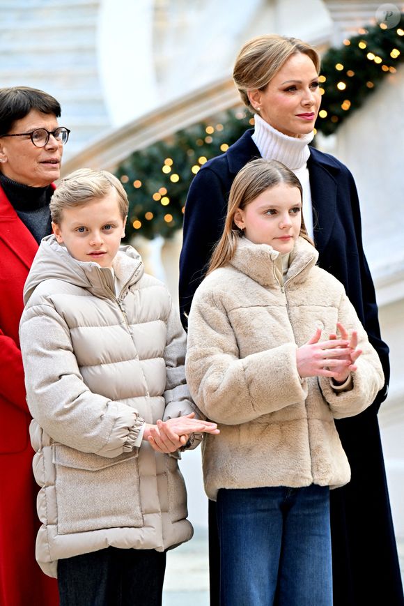 Le Prince Albert II de Monaco, la Princesse Charlène et leurs enfants la Princesse Gabriella et le Prince Héréditaire Jacques ont accueilli les enfants monégasques lors du traditionnel arbre de Noël au Palais de Monaco le 17 décembre 2025. Photo Bruno Bebert/Pool/Abaca
