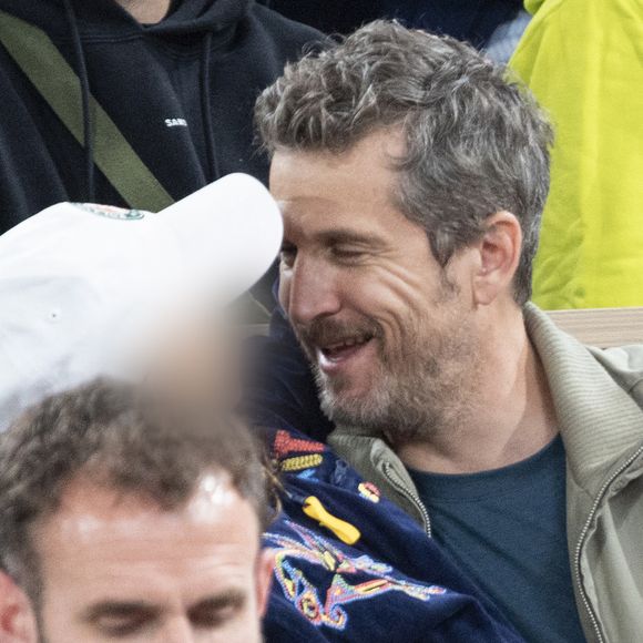 Guillaume Canet et sa fille Louise dans les tribunes lors des Internationaux de France de Tennis de Roland Garros 2025, à Paris, France, le 5 juin 2025. © Jacovides-Moreau/Bestimage