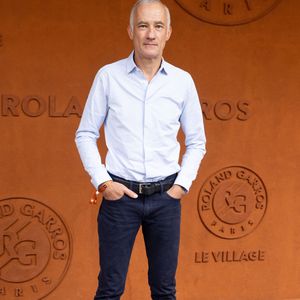 De nombreux autres visages de l'information étaient présents pour profiter du soleil, à l'image d'Anne-Claire Coudray, Anne-Sophie Lapix et Gilles Bouleau.

Gilles Bouleau au photocall du village lors des Internationaux de France de Tennis de Roland Garros 2026, à Paris, France, le 5 juin 2026. © Jacovides-Moreau/Bestimage