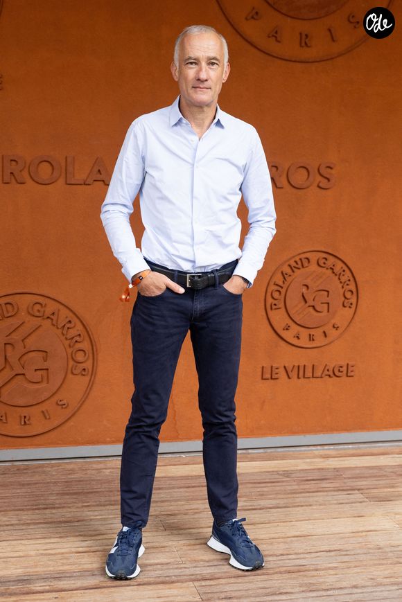 De nombreux autres visages de l'information étaient présents pour profiter du soleil, à l'image d'Anne-Claire Coudray, Anne-Sophie Lapix et Gilles Bouleau.

Gilles Bouleau au photocall du village lors des Internationaux de France de Tennis de Roland Garros 2026, à Paris, France, le 5 juin 2026. © Jacovides-Moreau/Bestimage