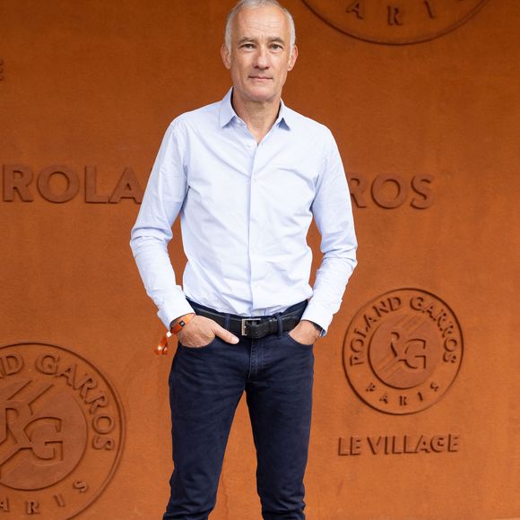De nombreux autres visages de l'information étaient présents pour profiter du soleil, à l'image d'Anne-Claire Coudray, Anne-Sophie Lapix et Gilles Bouleau.

Gilles Bouleau au photocall du village lors des Internationaux de France de Tennis de Roland Garros 2026, à Paris, France, le 5 juin 2026. © Jacovides-Moreau/Bestimage