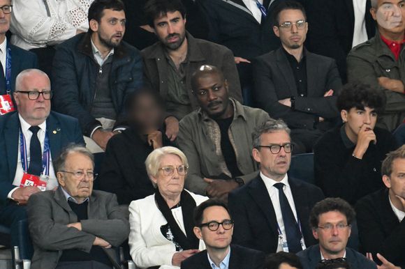 Harry Roselmack et son fils Leroy - Célébrités dans les tribunes lors du match de ligue des Champions entre le Paris Saint Germain et Atalanta au Parc des Princes à Paris le 17 septembre 2025.

 © Lionel Urman/Bestimage