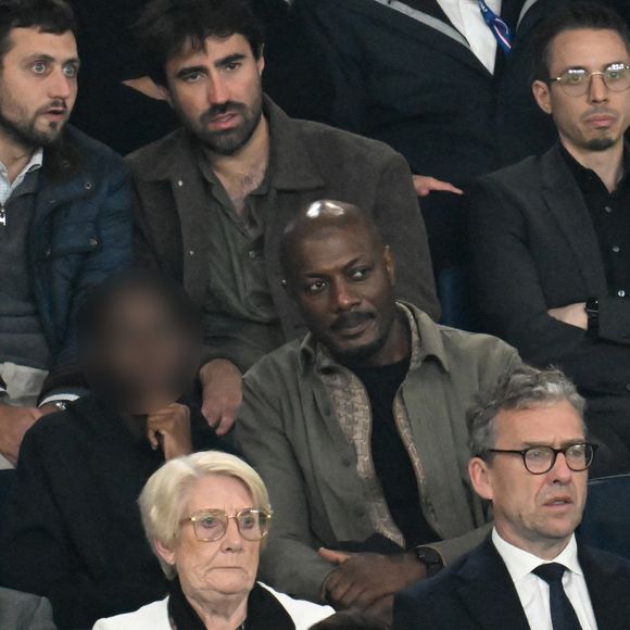 Harry Roselmack et son fils Leroy - Célébrités dans les tribunes lors du match de ligue des Champions entre le Paris Saint Germain et Atalanta au Parc des Princes à Paris le 17 septembre 2025.

 © Lionel Urman/Bestimage
