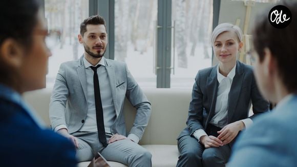 Certaines personnes interrompent parce que leur esprit anticipe la fin de la phrase et qu’elles pensent déjà avoir compris.

Pexels