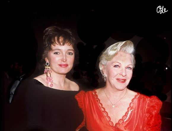 Pour la comédienne, qui n'a jamais caché son regret de ne pas avoir eu d'enfant, cette adoption représenterait bien davantage qu'une formalité administrative.

Archives : Line Renaud et Claude Chirac au festival de Cannes ANGELI-RINDOFF / BESTIMAGE