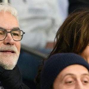 Pascal Praud et sa compagneCatherine assistent au match de Ligue 1 entre le Paris Saint-Germain et le FC Nantes au Parc des Princes le 20 novembre 2021 à Paris, France. Photo par Laurent Zabulon/ABACAPRESS.COM