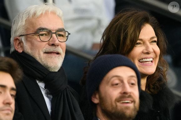 Pascal Praud et sa compagneCatherine assistent au match de Ligue 1 entre le Paris Saint-Germain et le FC Nantes au Parc des Princes le 20 novembre 2021 à Paris, France. Photo par Laurent Zabulon/ABACAPRESS.COM
