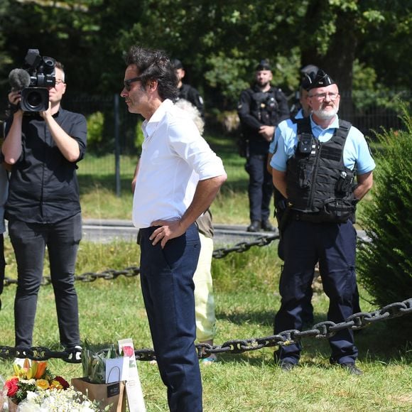 Anthony Delon et son demi-frère Alain-Fabien découvrent les hommages devant les grilles de la propriété de Douchy, quelques heures avant les obsèques de leur père, A.Delon, le 24 août 2024
©Agence / Bestimage