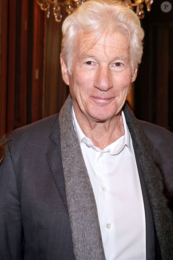 Il a vendu sa maison du Connecticut pour s’installer près de la famille de sa femme.

Exclusif - Richard Gere au dîner de Noël de l'association "Soleil d'enfance" au restaurant Fouquet's Paris. 
© Cédric Perrin / Bestimage