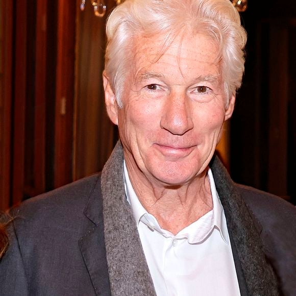 Il a vendu sa maison du Connecticut pour s’installer près de la famille de sa femme.

Exclusif - Richard Gere au dîner de Noël de l'association "Soleil d'enfance" au restaurant Fouquet's Paris. 
© Cédric Perrin / Bestimage