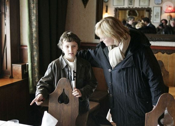 Le petit-fils du Président Jacques Chirac, Martin Rey-Chirac, s'entretient avec sa mère Claude Chirac avant leur déjeuner au restaurant 'Chez Margot' à Ciboure, dans le sud-ouest de la France, le 3 avril 2007. Pour la première fois, le Président Chirac emmène Martin avec lui lors d'une visite officielle d'une unité des forces spéciales "RPIMA" à Bayonne. Photo by Thierry Chesnot/Pool/ABACAPRESS.COM