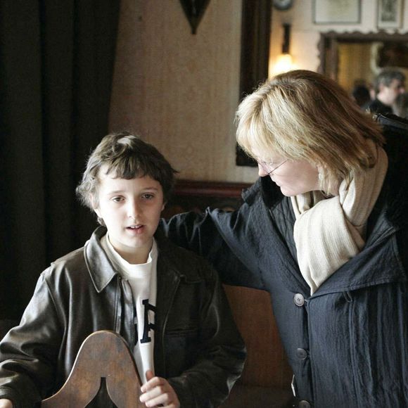 Le petit-fils du Président Jacques Chirac, Martin Rey-Chirac, s'entretient avec sa mère Claude Chirac avant leur déjeuner au restaurant 'Chez Margot' à Ciboure, dans le sud-ouest de la France, le 3 avril 2007. Pour la première fois, le Président Chirac emmène Martin avec lui lors d'une visite officielle d'une unité des forces spéciales "RPIMA" à Bayonne. Photo by Thierry Chesnot/Pool/ABACAPRESS.COM