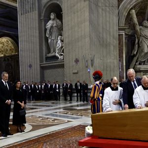 Le roi Felipe VI et la reine Letizia d’Espagne, assistent aux funérailles du pape François devant la basilique Saint Pierre à Rome, le 26 avril 2025. 
© Casa de SM El Rey / Bestimage LALO YASKY / BESTIMAGE