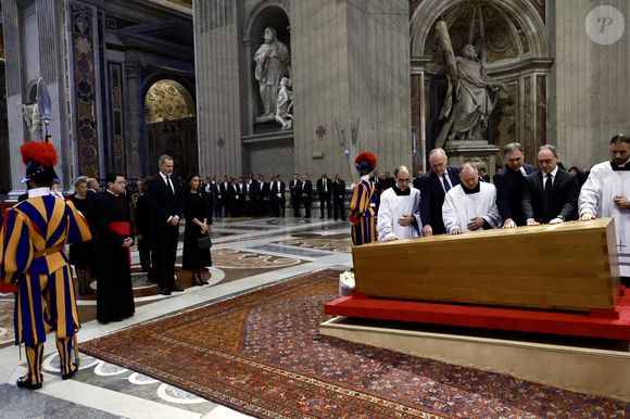 Le roi Felipe VI et la reine Letizia d’Espagne, assistent aux funérailles du pape François devant la basilique Saint Pierre à Rome, le 26 avril 2025. 
© Casa de SM El Rey / Bestimage LALO YASKY / BESTIMAGE